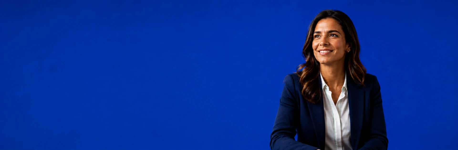 Empresária sorrindo em fundo azul Simpz