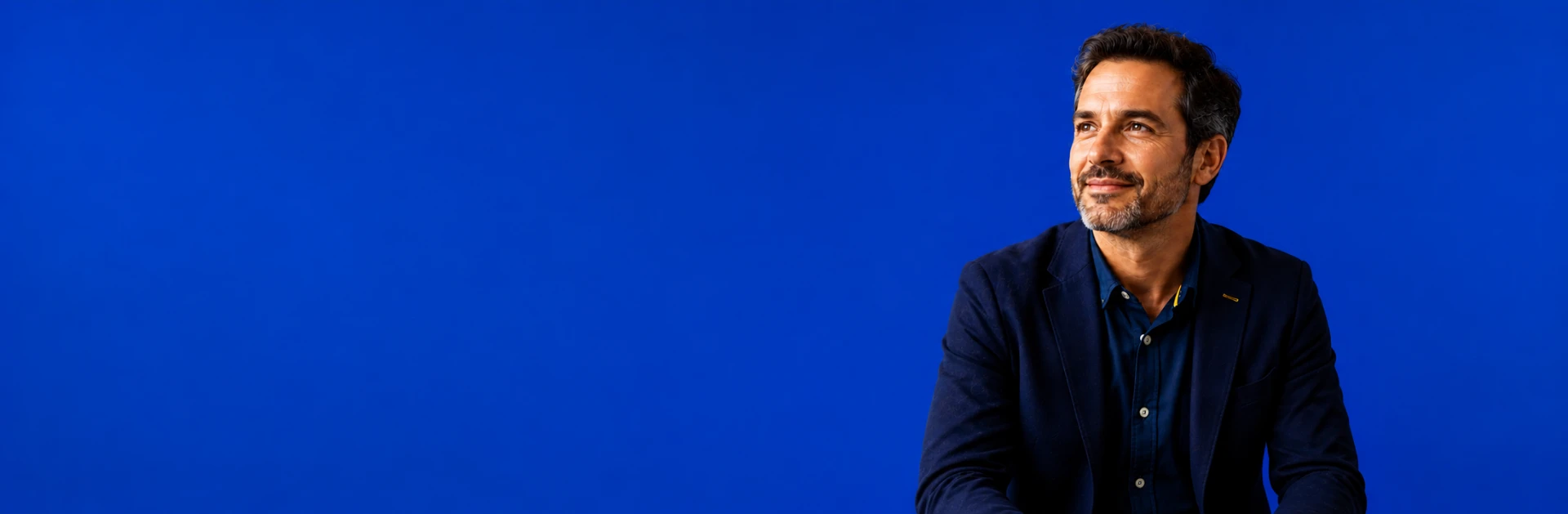 Empresário sorrindo em fundo azul Simpz